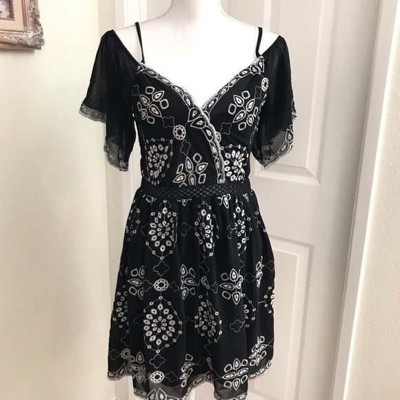 Romeo and Juliet Embroidered Cold Shoulder Dress M - Picture 3 of 8